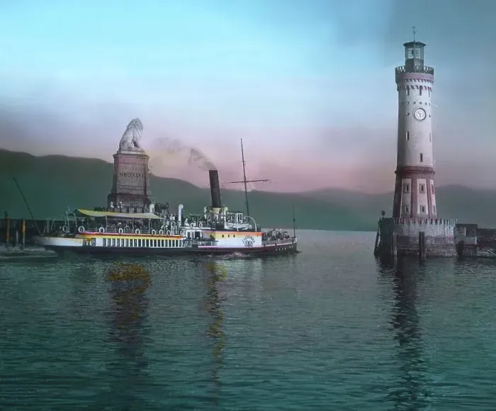 Gerahmter Druck : Bodensee. Der Ausflugsdampfer Zähringen passiert die Hafeneinfahrt von Lindau
