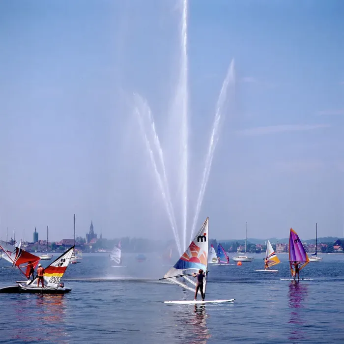 Gerahmter Druck : Bodensee. Windsurfer in Konstanz am Bodensee, Baden-Württemberg circa 1983 Gerahmter Druck : Bodensee. Windsurfer in Konstanz am Bodensee, Baden-Württemberg circa 1983
