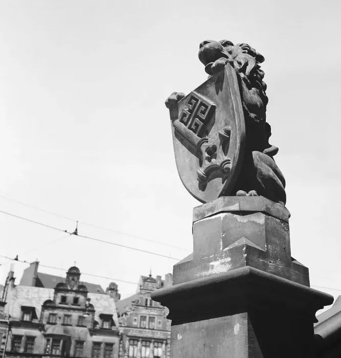 Stampa con cornice : Bremen. Il cippo commemorativo coloniale del Reich nel quartiere di Schwachhausen a Brema Stampa con cornice : Bremen. Il cippo commemorativo coloniale del Reich nel quartiere di Schwachhausen a Brema