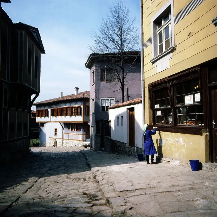 Framed Print : Bulgarien. Eine Frau kauft am Straßenverkaufsfenster einer Bäckerei in Framed Print : Bulgarien. Eine Frau kauft am Straßenverkaufsfenster einer Bäckerei in