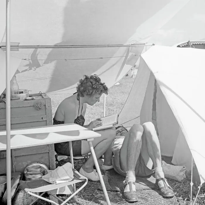 Impresión enmarcada : Camping. En el camping, Alemania 1958 Impresión enmarcada : Camping. En el camping, Alemania 1958