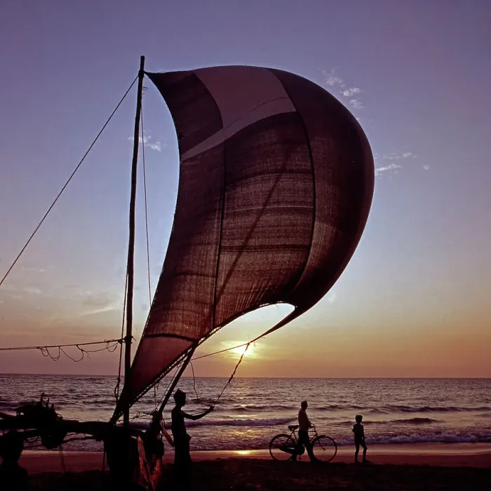 Impression encadrée : Ceylon. Voile sur un katamaran au coucher du soleil à Céylon, années 80 Impression encadrée : Ceylon. Voile sur un katamaran au coucher du soleil à Céylon, années 80