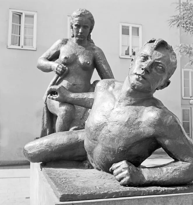Stampa con cornice : Chemnitz. Una scultura ad una donna e un uomo rappresentanti la città di Stampa con cornice : Chemnitz. Una scultura ad una donna e un uomo rappresentanti la città di