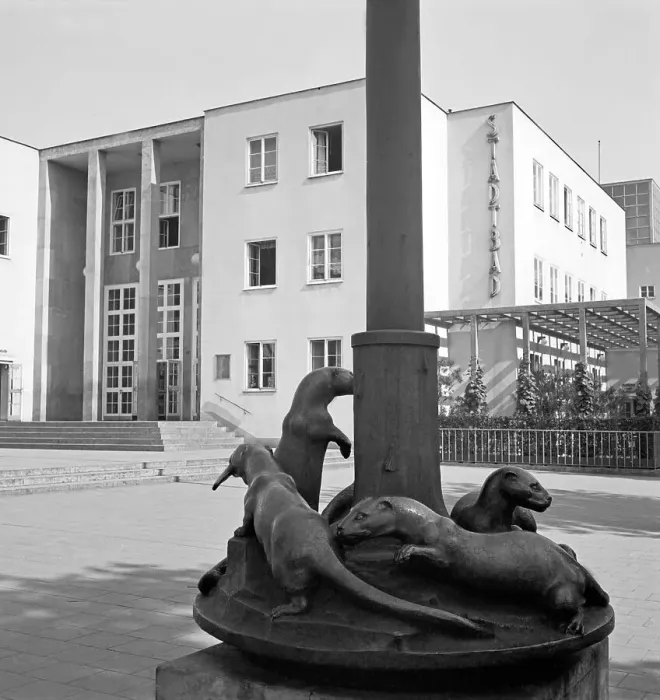 Stampa con cornice : Chemnitz. Il bagni pubblici di città progettato nel 1925 a Chemnitz Stampa con cornice : Chemnitz. Il bagni pubblici di città progettato nel 1925 a Chemnitz