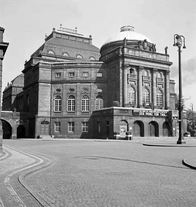 Stampa con cornice : Chemnitz. L'opera a Chemnitz pubblicizza una rappresentazione ospite dell'operetta Stampa con cornice : Chemnitz. L'opera a Chemnitz pubblicizza una rappresentazione ospite dell'operetta