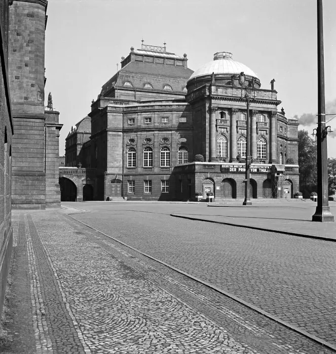 Stampa con cornice : Chemnitz. L'opera a Chemnitz pubblicizza una rappresentazione di ospite Stampa con cornice : Chemnitz. L'opera a Chemnitz pubblicizza una rappresentazione di ospite