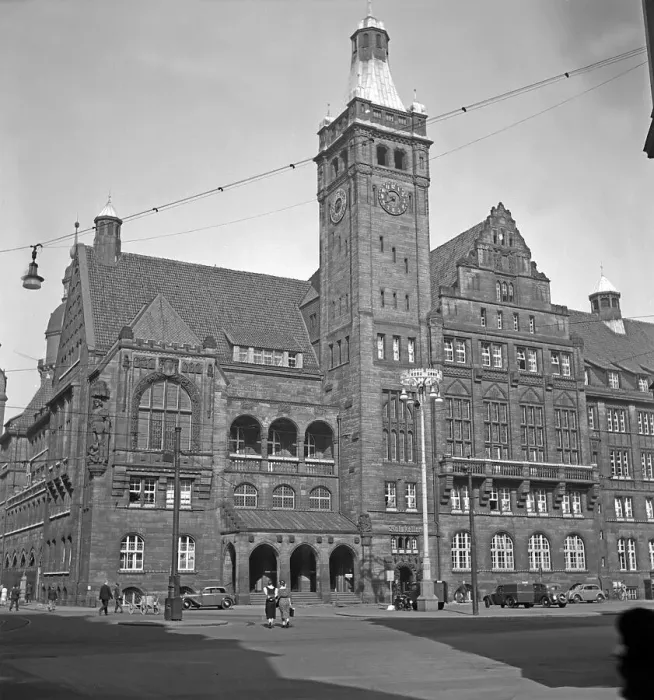Gerahmter Druck : Chemnitz. Das alte Rathaus im Marktplatz von Chemnitz nahe der Jakobikirche