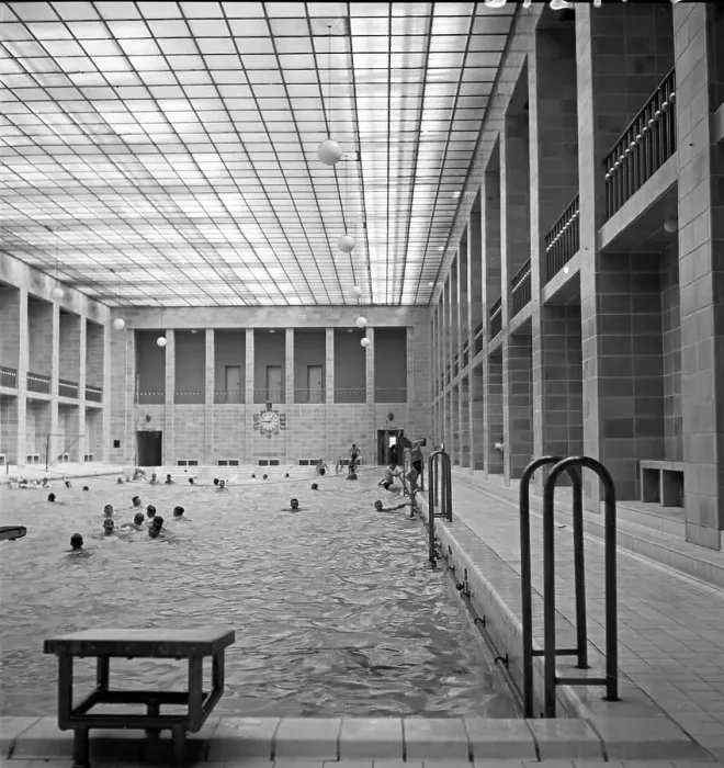 Impresión enmarcada : Chemnitz. Estoy en el interior del baño de natación del Stadtbad diseñado Impresión enmarcada : Chemnitz. Estoy en el interior del baño de natación del Stadtbad diseñado
