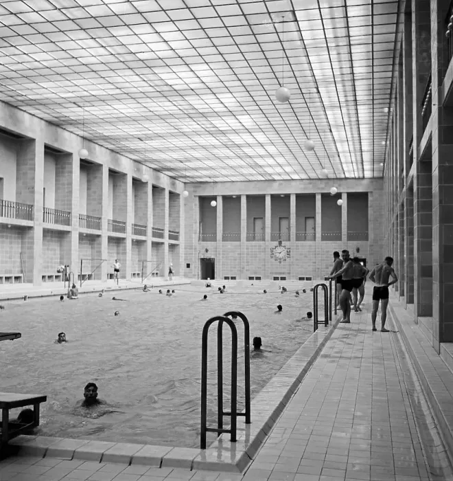 Stampa con cornice : Chemnitz. All'interno della piscina del Stadtbad di Chemnitz Stampa con cornice : Chemnitz. All'interno della piscina del Stadtbad di Chemnitz