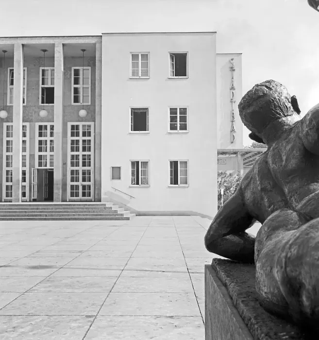Stampa con cornice : Chemnitz. Ingresso al bagno pubblico della città di Chemnitz, Germania negli anni '30 Stampa con cornice : Chemnitz. Ingresso al bagno pubblico della città di Chemnitz, Germania negli anni '30