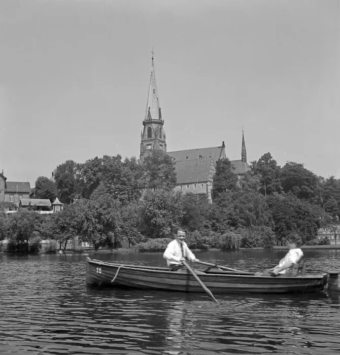 Stampa con cornice : Chemnitz. Rowing parties in Rude park of the castle pond Stampa con cornice : Chemnitz. Rowing parties in Rude park of the castle pond
