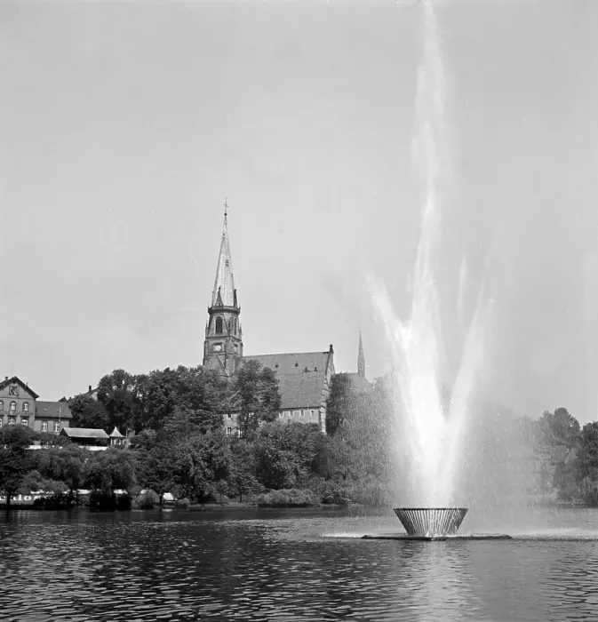 Impression encadrée : Chemnitz. Fontaine au lac du château de Chemnitz en Allemagne dans les années 1930 Impression encadrée : Chemnitz. Fontaine au lac du château de Chemnitz en Allemagne dans les années 1930