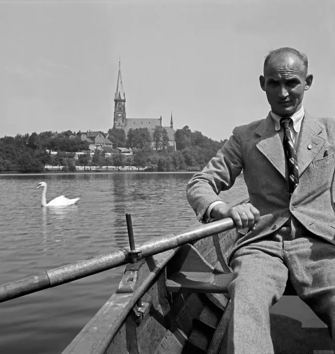 Stampa con cornice : Chemnitz. Un uomo che rema una barca sul lago del castello di Chemnitz Stampa con cornice : Chemnitz. Un uomo che rema una barca sul lago del castello di Chemnitz