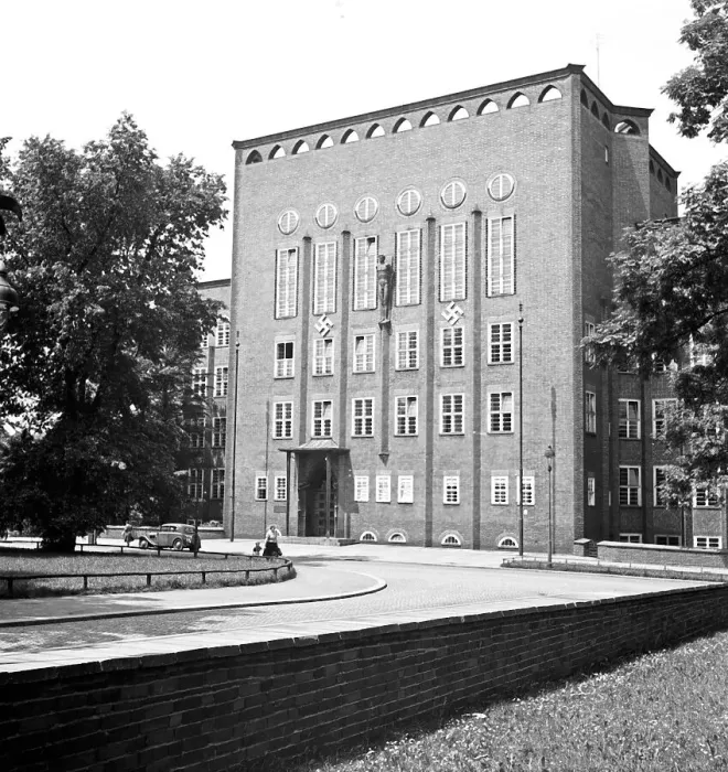 Impresión enmarcada : Chemnitz. Edificio de la Industriaschool en Chemnitz, Alemania décadas de 1930