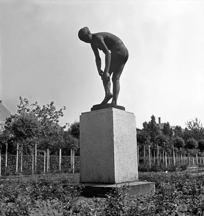 Framed Print : Chemnitz. Frauenstatue im Rosarium in Chemnitz, Deutschland 1930er Jahre Framed Print : Chemnitz. Frauenstatue im Rosarium in Chemnitz, Deutschland 1930er Jahre