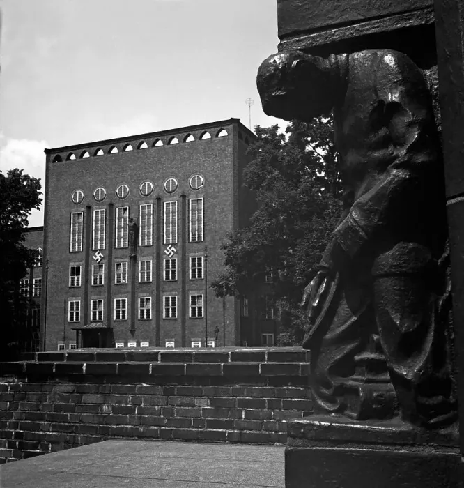 Stampa con cornice : Chemnitz. Edificio della Industria Schule a Chemnitz in Germania negli anni '30 Stampa con cornice : Chemnitz. Edificio della Industria Schule a Chemnitz in Germania negli anni '30