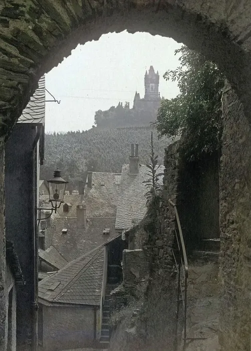 Impression encadrée : Cochem. Vue à travers un arc sur la Reichsburg en face de l'abbaye d'Erfalges Impression encadrée : Cochem. Vue à travers un arc sur la Reichsburg en face de l'abbaye d'Erfalges