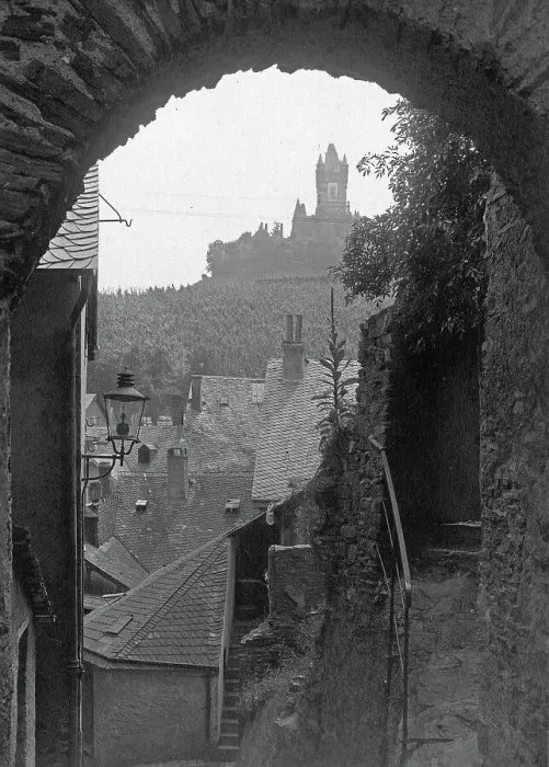 Framed Print : Cochem. Blick durch einen Torbogen auf die Reichsburg in Cochem an der Mosel Framed Print : Cochem. Blick durch einen Torbogen auf die Reichsburg in Cochem an der Mosel
