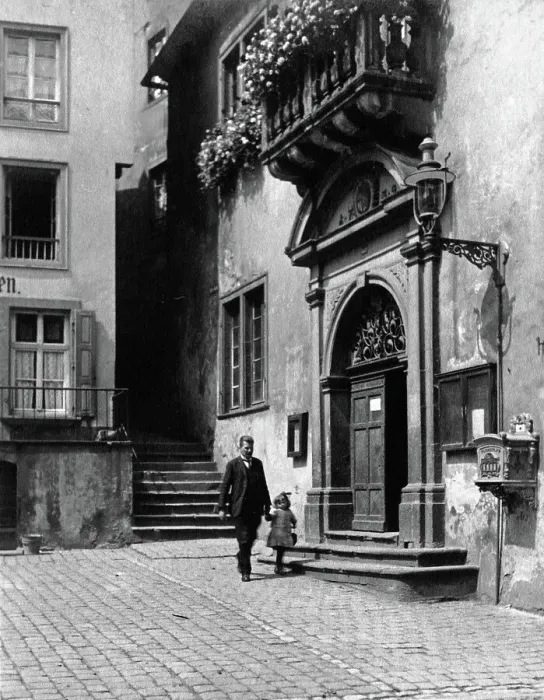 Impression encadrée : Cochem. Père et fille font une promenade devant le conseil municipal de Impression encadrée : Cochem. Père et fille font une promenade devant le conseil municipal de