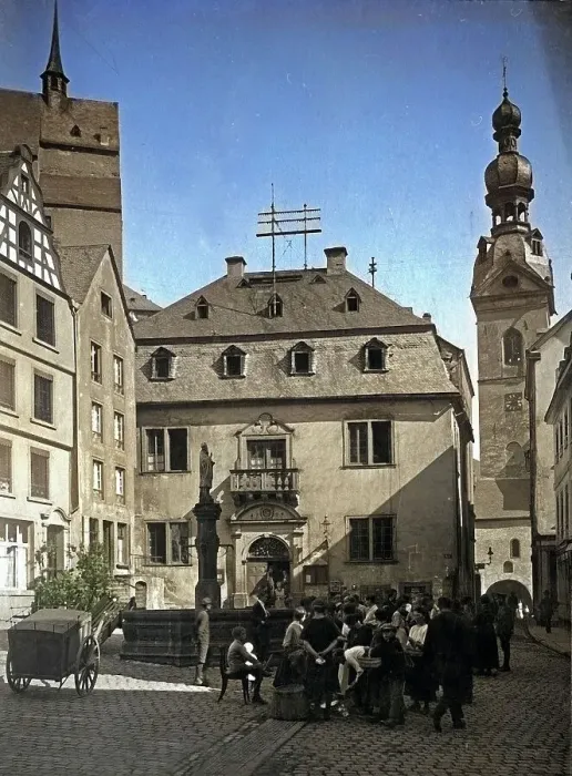 Framed Print : Cochem. Markt in Cochem an der Mosel, im Hintergrund der Kirchturm von St