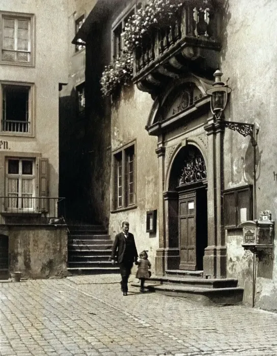 Framed Print : Cochem. Vater und Tochter spazieren am Rathaus von Cochem an der Mosel vorbei