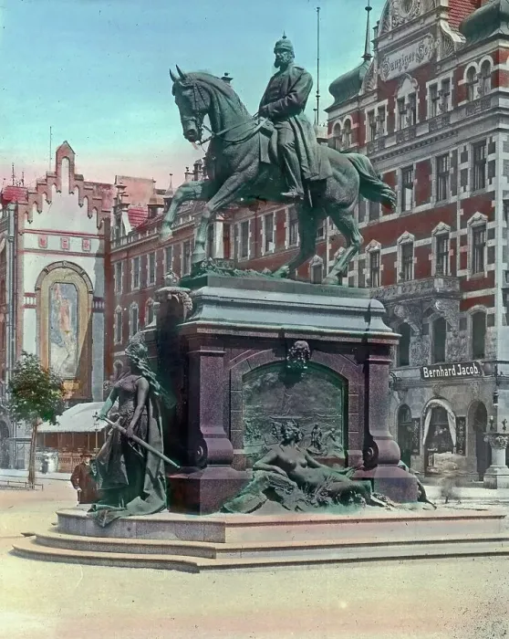 Framed Print : Danzig. Vor dem hohen Tore steht das im Jahre 1903 errichtete Reiterdenkmal Framed Print : Danzig. Vor dem hohen Tore steht das im Jahre 1903 errichtete Reiterdenkmal
