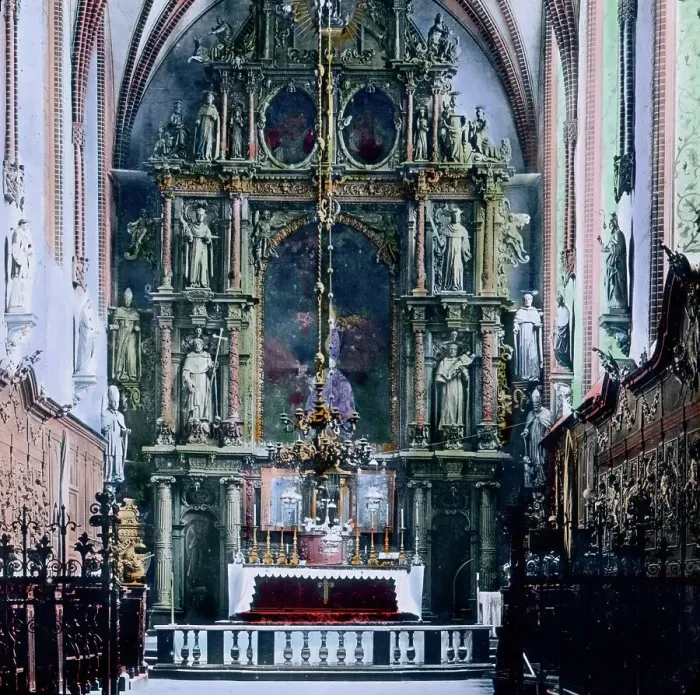 Framed Print : Danzig. Beachtenswert ist auch der hier sichtbare Hochaltar der Kirche Framed Print : Danzig. Beachtenswert ist auch der hier sichtbare Hochaltar der Kirche