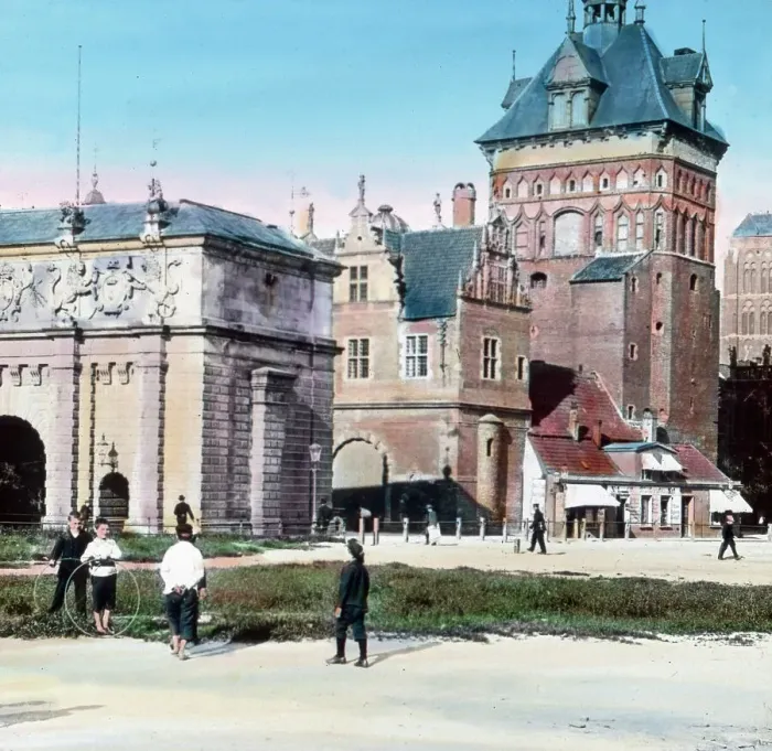 Stampa con cornice : Danzica: Il Torre Alto, un simbolo storico con il suo Wappen del libero comune di Danzica, lo stemma polacco e quello della città in epoca più recente. Stampa con cornice : Danzica: Il Torre Alto, un simbolo storico con il suo Wappen del libero comune di Danzica, lo stemma polacco e quello della città in epoca più recente.