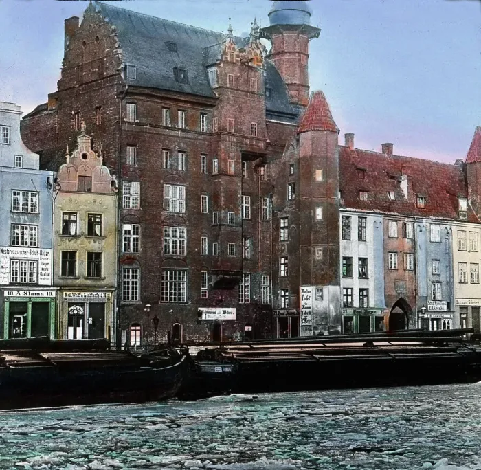 Impresión enmarcada : Danzig. Adyacente al Frauenplatz también se encuentra el antiguo edificio Impresión enmarcada : Danzig. Adyacente al Frauenplatz también se encuentra el antiguo edificio