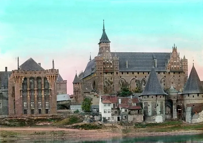 Gerahmter Druck : Danzig. Am Ostufer des Nogat auf einem Hügel erhebt sich die Marienburg Gerahmter Druck : Danzig. Am Ostufer des Nogat auf einem Hügel erhebt sich die Marienburg