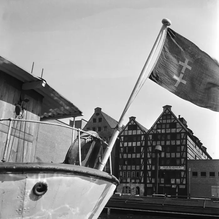 Impresión enmarcada : Danzig. Almacenes y barco con bandera en el puerto de Danzigo, Alemania décadas de 1930 Impresión enmarcada : Danzig. Almacenes y barco con bandera en el puerto de Danzigo, Alemania décadas de 1930