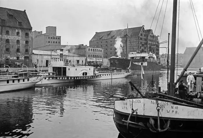 Stampa con cornice : Danzig. Navi nel porto di Danzica, Germania anni '30 Stampa con cornice : Danzig. Navi nel porto di Danzica, Germania anni '30