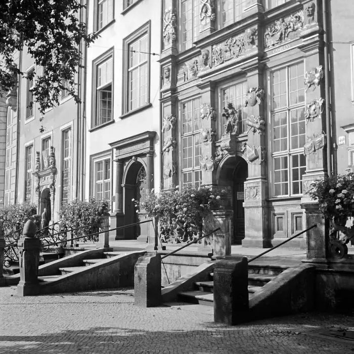 Impression encadrée : Danzig. Escaliers à l'entrée d'un bâtiment officiel de la ville de Dantique Impression encadrée : Danzig. Escaliers à l'entrée d'un bâtiment officiel de la ville de Dantique