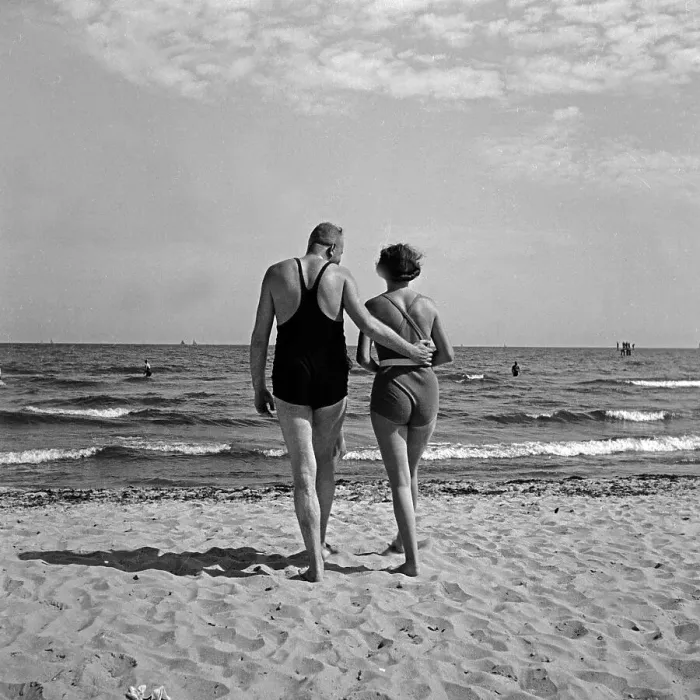 Impression encadrée : Danzig. Un homme et une femme sur la plage de la mer Baltique près de Danzigue Impression encadrée : Danzig. Un homme et une femme sur la plage de la mer Baltique près de Danzigue