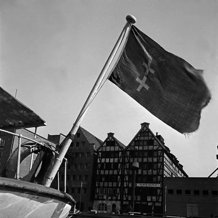 Impression encadrée : Danzig. La bannière de la ville libre de Danzig sur un navire au port de Impression encadrée : Danzig. La bannière de la ville libre de Danzig sur un navire au port de