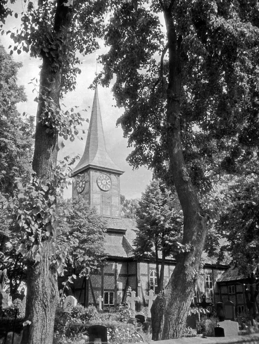 Impresión enmarcada : Danzig. La iglesia con jardín del cementerio en Danzigo Mejshak, años treinta