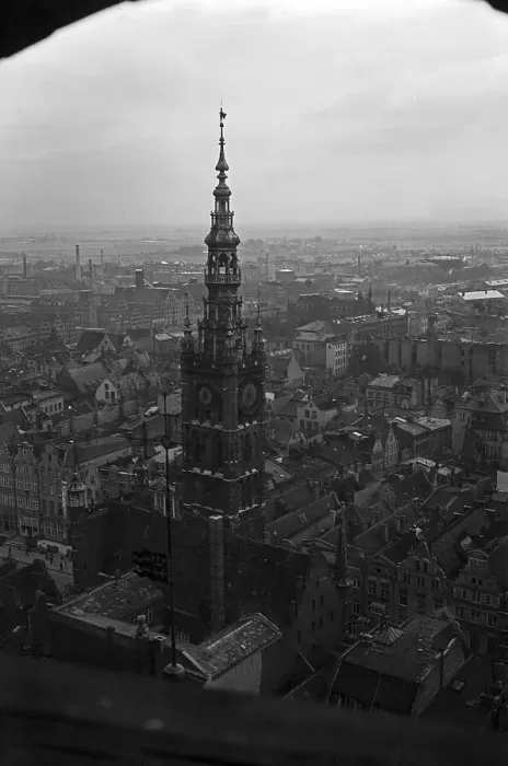 Impression encadrée : Danzig. Vue du clocher de l'église Sainte-Marie sur le tour de la mairie