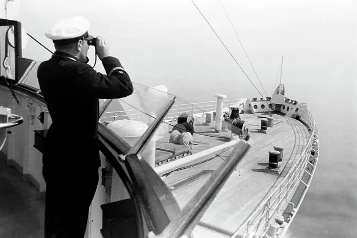 Impression encadrée : Sur le pont de l'Empereur, Service naval Prusse-Orientale, 1934-1939. Impression encadrée : Sur le pont de l'Empereur, Service naval Prusse-Orientale, 1934-1939.