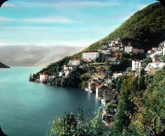 Stampa con cornice : Riva di Nesso sul Lago di Como in Nord Italia. Stampa con cornice : Riva di Nesso sul Lago di Como in Nord Italia.