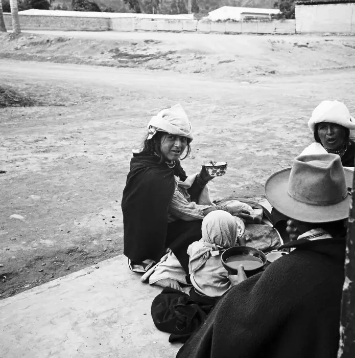 Framed Print : Ecuador. Frauen auf dem Straßenmarkt in der Stadt Otavolo, Ecuador 1960er Jahre Framed Print : Ecuador. Frauen auf dem Straßenmarkt in der Stadt Otavolo, Ecuador 1960er Jahre