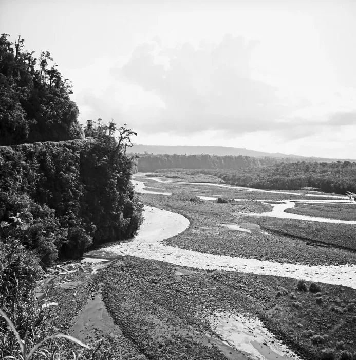 Framed Print : Ecuador. Der Fluss Rio Napo schlängelt sich durch die Landschaft der Provinz Napo Framed Print : Ecuador. Der Fluss Rio Napo schlängelt sich durch die Landschaft der Provinz Napo
