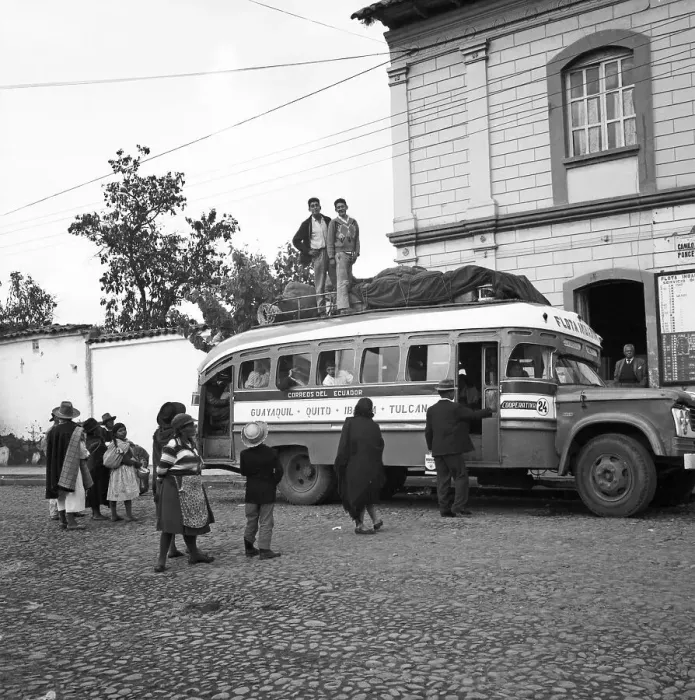 Impression encadrée : Ecuador. Les voyageurs montent dans le bus vers Guayaquil à la ville d'Otavalo Impression encadrée : Ecuador. Les voyageurs montent dans le bus vers Guayaquil à la ville d'Otavalo