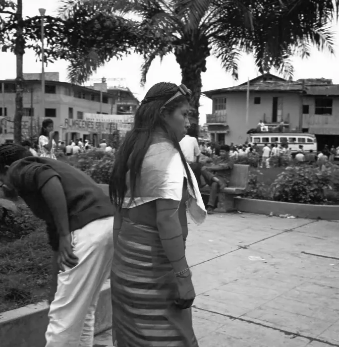 Gerahmter Druck : Ein junger Mann in der Stadt Ambato, Ecuador 1960er Jahre.