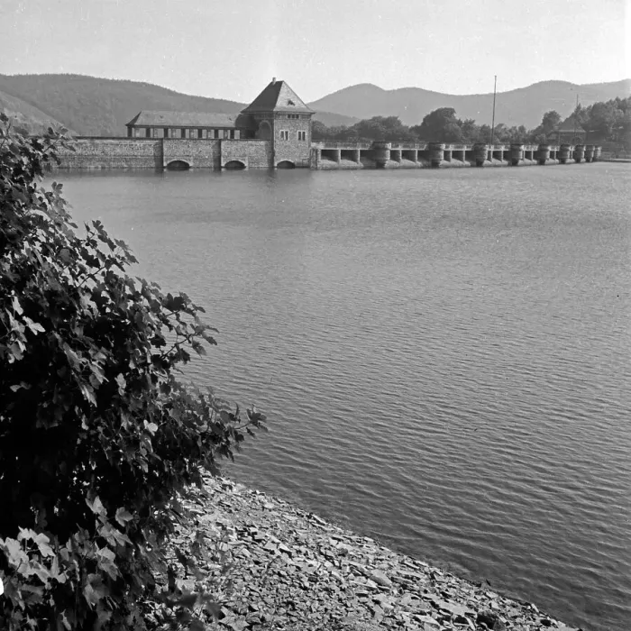 Stampa con cornice : Edersee. La diga sulla barriera del lago di Eders See nella regione della Stampa con cornice : Edersee. La diga sulla barriera del lago di Eders See nella regione della