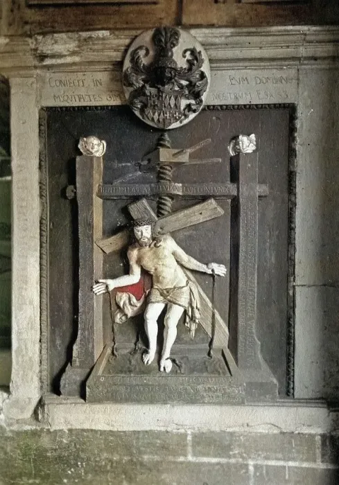 Framed Print : Ediger. Ein Relief in der Kirche St. Martin in Ediger an der Mosel zeigt