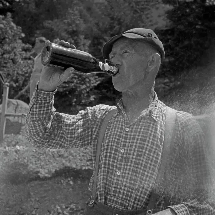 Gerahmter Druck : Eigenheim. Ein Mann trinkt ein Bier während einer Pause auf der Baustelle Gerahmter Druck : Eigenheim. Ein Mann trinkt ein Bier während einer Pause auf der Baustelle