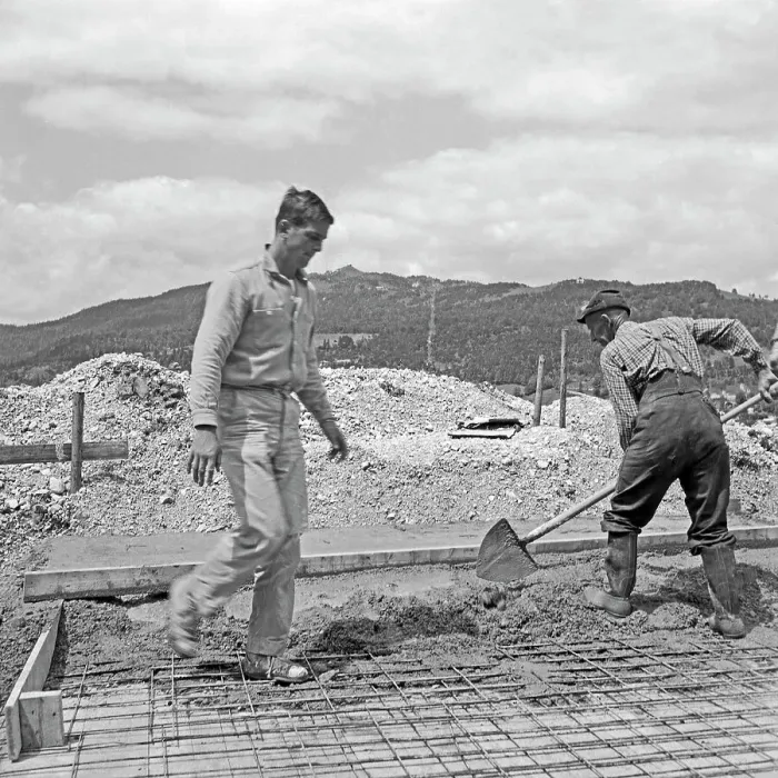 Impression encadrée : Eigenheim. Hommes sur une chantier de construction d'une maison à Mittenwald Impression encadrée : Eigenheim. Hommes sur une chantier de construction d'une maison à Mittenwald