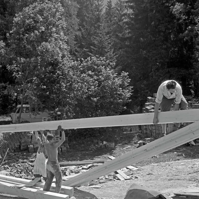 Framed Print : Eigenheim. Männer auf der Baustelle eines Hauses bei Mittenwald, Deutschland 1959 Framed Print : Eigenheim. Männer auf der Baustelle eines Hauses bei Mittenwald, Deutschland 1959