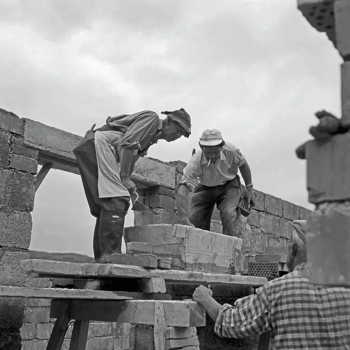Impresión enmarcada : Eigenheim. Hombres en una construcción de un hogar cerca de Mittenwald, Alemania 1959 Impresión enmarcada : Eigenheim. Hombres en una construcción de un hogar cerca de Mittenwald, Alemania 1959