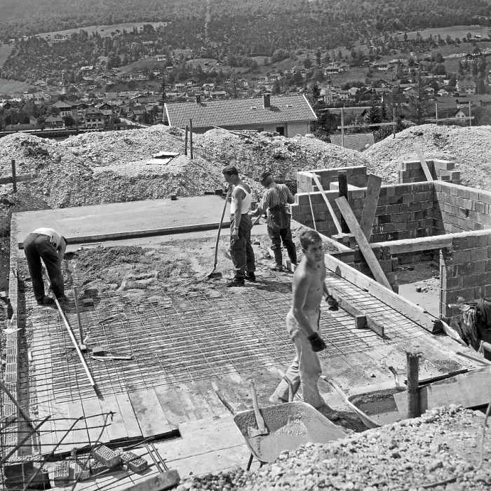 Framed Print : Eigenheim. Männer auf der Baustelle eines Hauses bei Mittenwald, Deutschland 1959 Framed Print : Eigenheim. Männer auf der Baustelle eines Hauses bei Mittenwald, Deutschland 1959